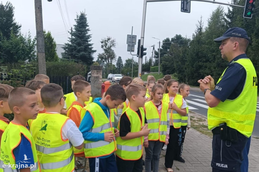 Więcbork: Bezpieczna droga do szkoły - lekcja z dzielnicowym