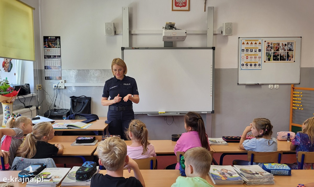Runowo Krajeńskie - Policjantka i maskotka mrówka uczą najmłodszych zasad bezpieczeństwa w drodze do szkoły