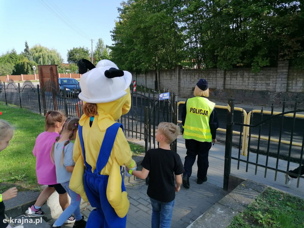 Runowo Krajeńskie - Policjantka i maskotka mrówka uczą najmłodszych zasad bezpieczeństwa w drodze do szkoły
