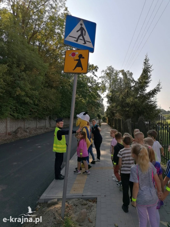 Runowo Krajeńskie - Policjantka i maskotka mrówka uczą najmłodszych zasad bezpieczeństwa w drodze do szkoły
