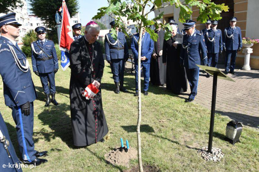 Człuchów: Posadzenie Dębu Pamięci ku czci policjantów zamordowanych w Katyniu