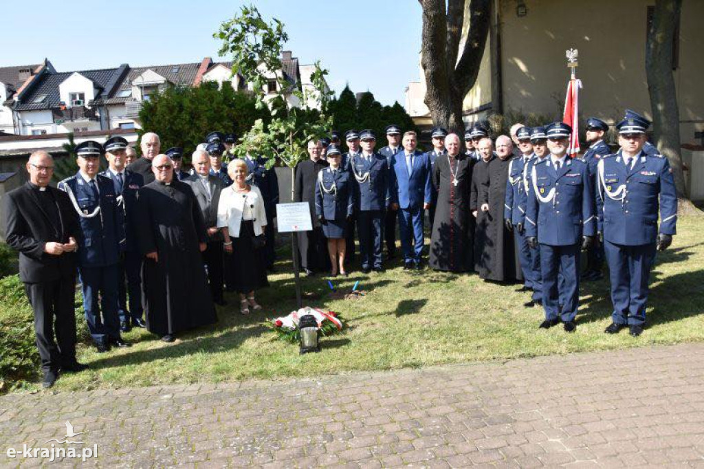 Człuchów: Posadzenie Dębu Pamięci ku czci policjantów zamordowanych w Katyniu