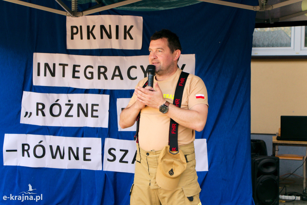 Gmina Wyrzysk - Piknik Integracyjny na boisku szkolnym w Falmierowie