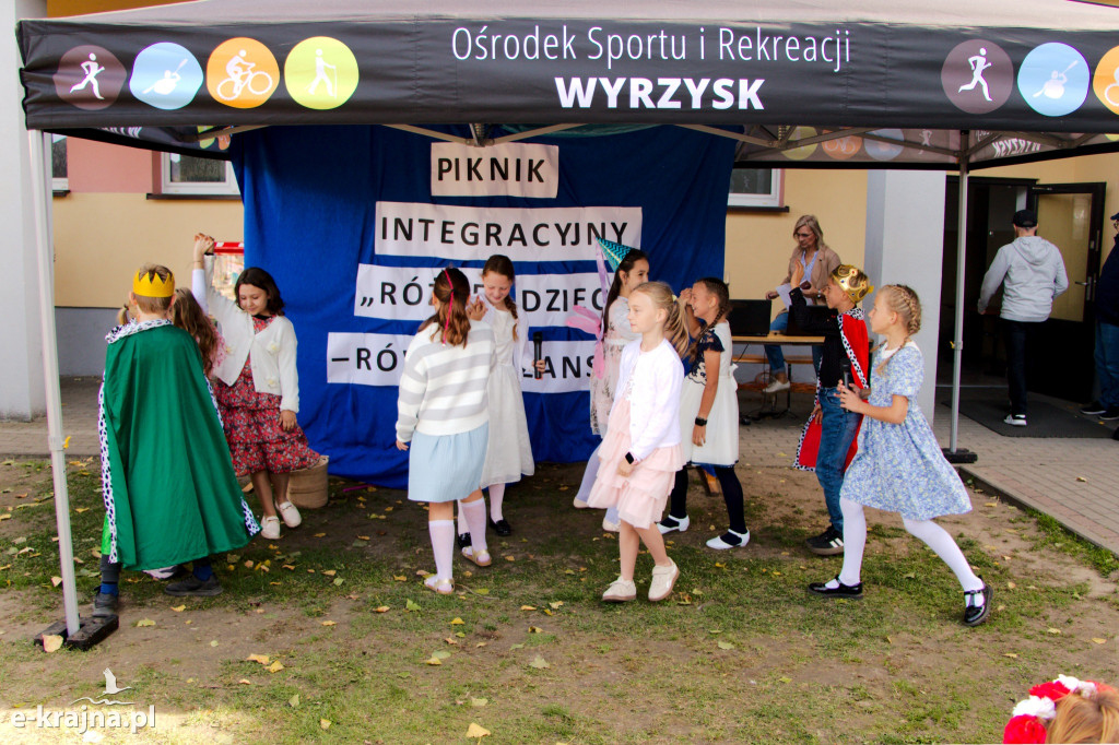 Gmina Wyrzysk - Piknik Integracyjny na boisku szkolnym w Falmierowie