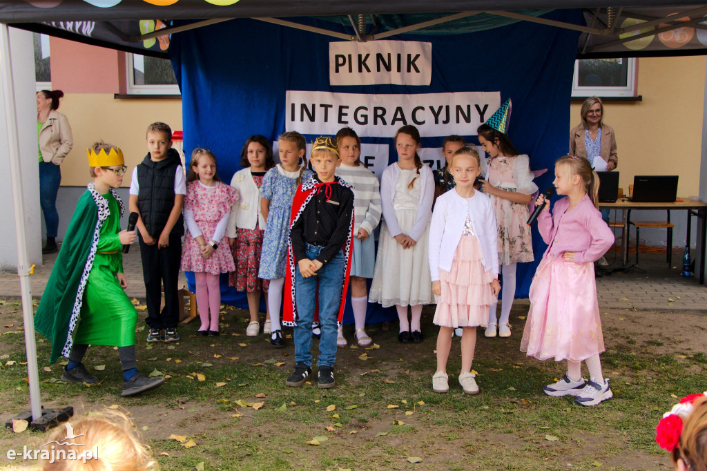 Gmina Wyrzysk - Piknik Integracyjny na boisku szkolnym w Falmierowie