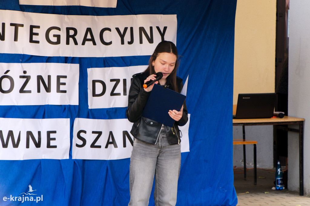 Gmina Wyrzysk - Piknik Integracyjny na boisku szkolnym w Falmierowie