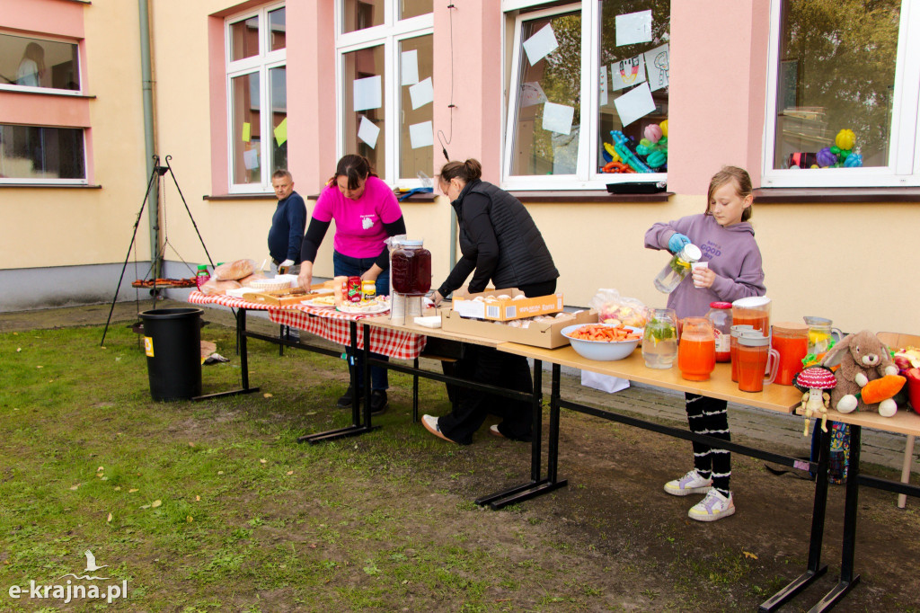 Gmina Wyrzysk - Piknik Integracyjny na boisku szkolnym w Falmierowie