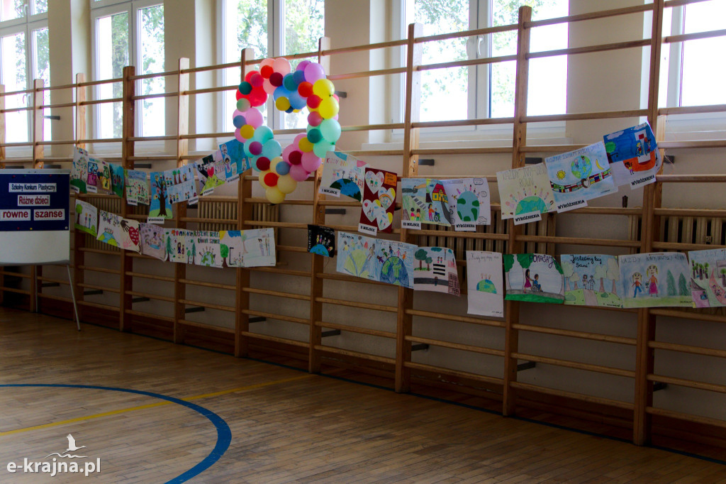 Gmina Wyrzysk - Piknik Integracyjny na boisku szkolnym w Falmierowie