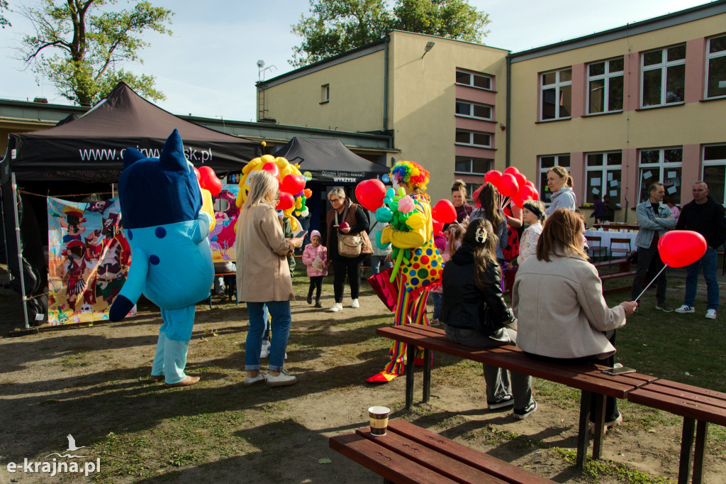 Gmina Wyrzysk - Piknik Integracyjny na boisku szkolnym w Falmierowie