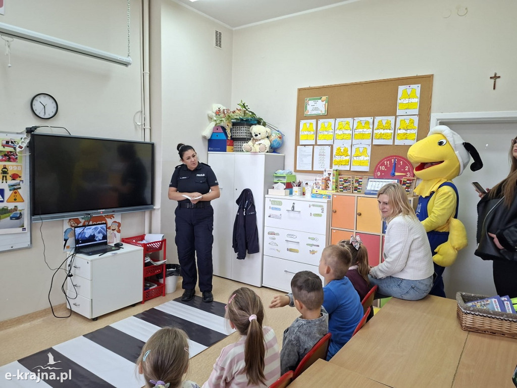 Bezpieczna droga do szkoły – działania policjantów z najmłodszymi uczniami