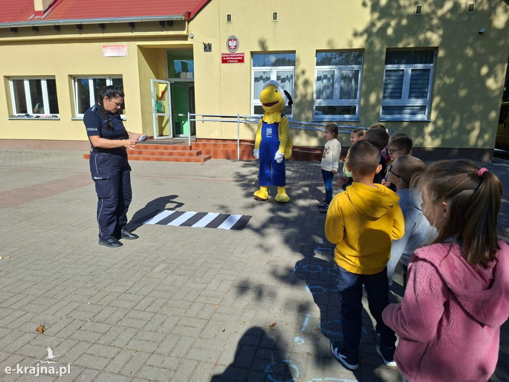 Bezpieczna droga do szkoły – działania policjantów z najmłodszymi uczniami