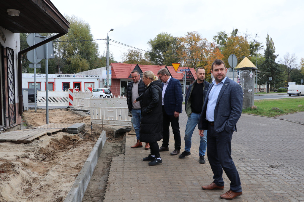 Wyrzysk: Trwają prace remontowe chodnika na ul. Przy Stawie