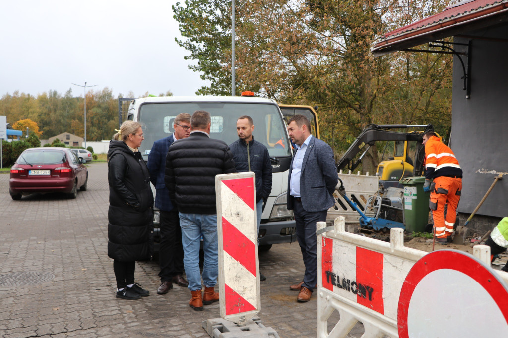 Wyrzysk: Trwają prace remontowe chodnika na ul. Przy Stawie