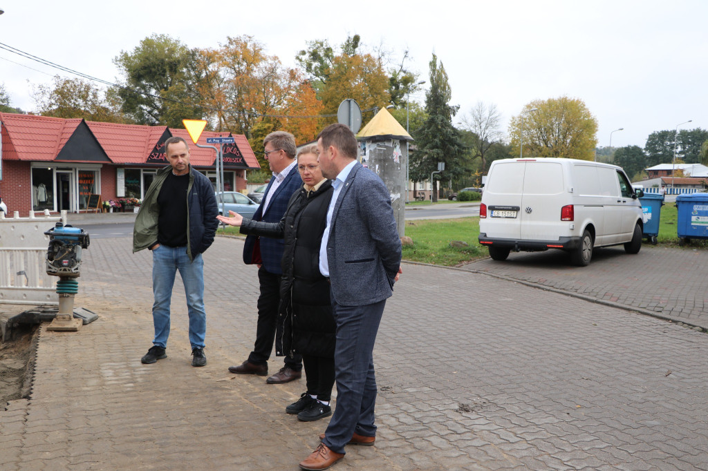 Wyrzysk: Trwają prace remontowe chodnika na ul. Przy Stawie