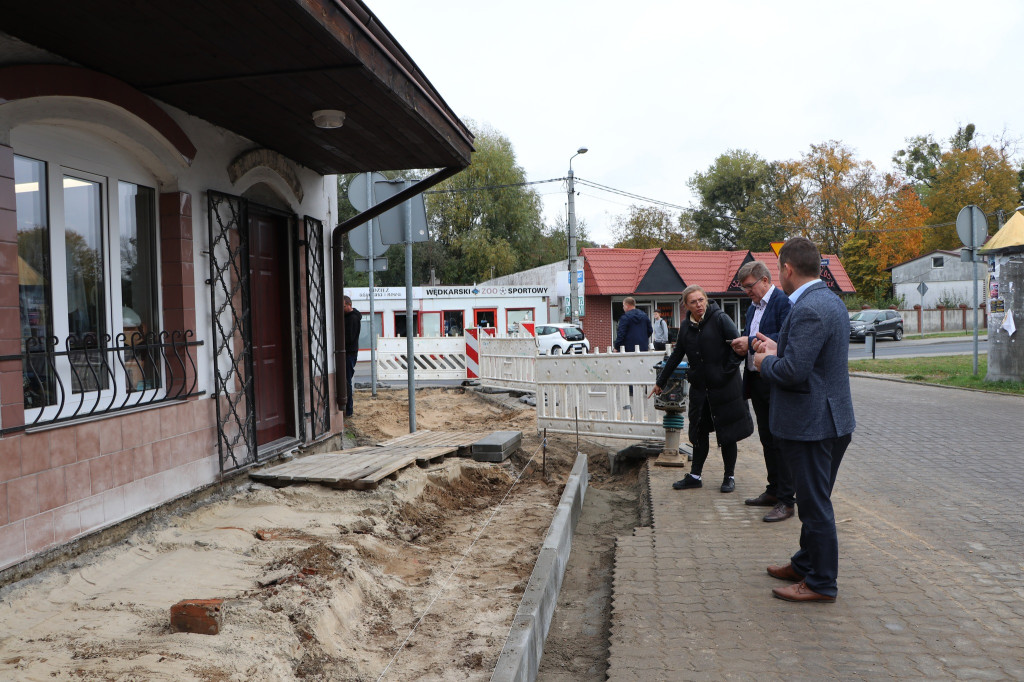 Wyrzysk: Trwają prace remontowe chodnika na ul. Przy Stawie