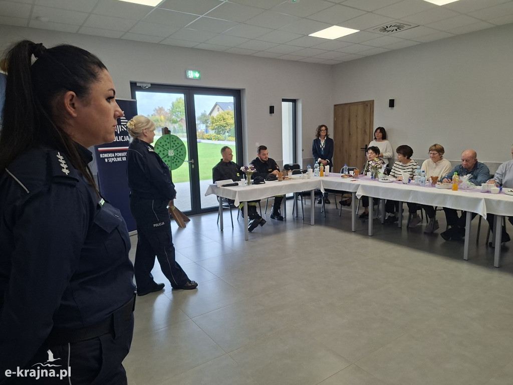 Policjanci z Komendy Powiatowej Policji w Sępólnie Krajeńskim spotkali się z seniorami, by porozmawiać o bezpieczeństwie osób starszych