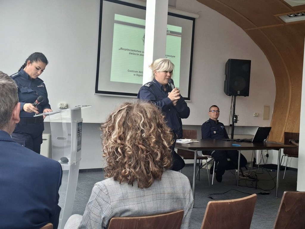 Sępólno Krajeńskie - Seniorzy wobec współczesnych zagrożeń – debata o bezpieczeństwie w świecie manipulacji oszustów