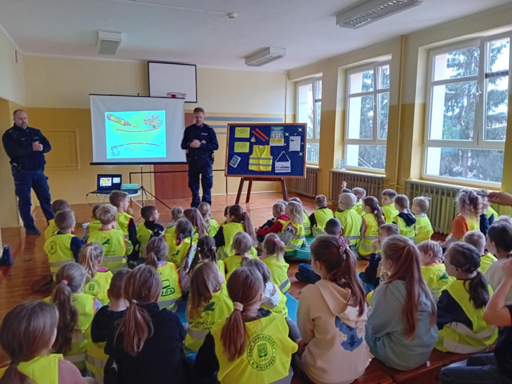 Powiat sępoleński: Wspólna misja policjantów i szkół w ramach akcji „Odblaskowa Szkoła”