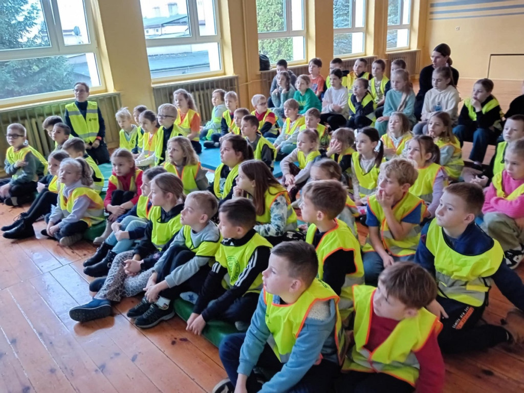 Powiat sępoleński: Wspólna misja policjantów i szkół w ramach akcji „Odblaskowa Szkoła”