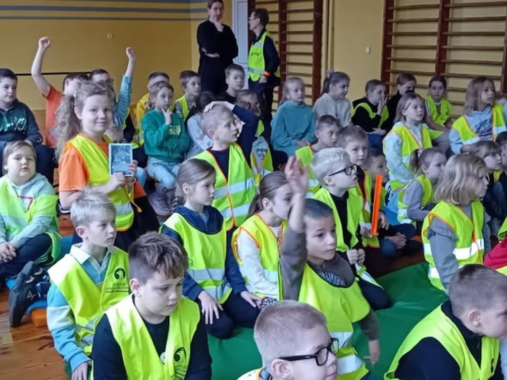 Powiat sępoleński: Wspólna misja policjantów i szkół w ramach akcji „Odblaskowa Szkoła”