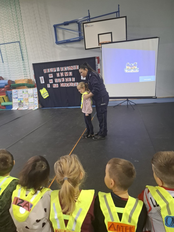 Powiat sępoleński: Wspólna misja policjantów i szkół w ramach akcji „Odblaskowa Szkoła”