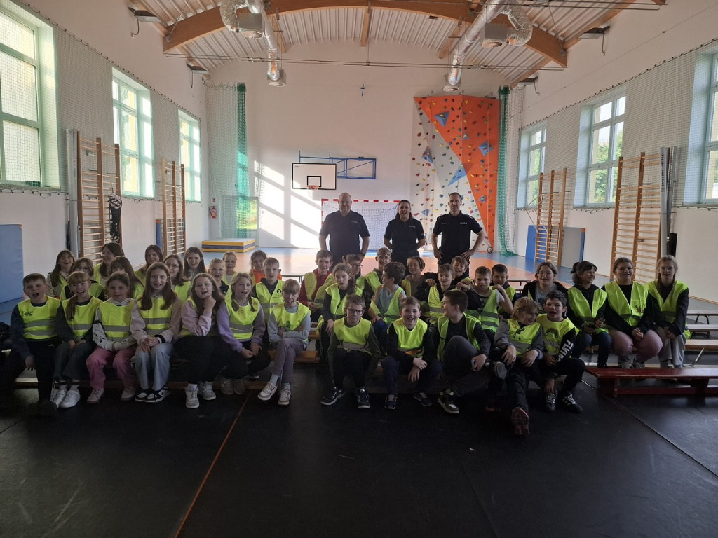 Powiat sępoleński: Wspólna misja policjantów i szkół w ramach akcji „Odblaskowa Szkoła”