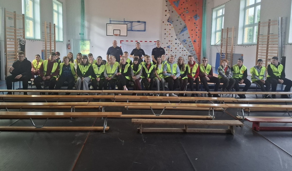 Powiat sępoleński: Wspólna misja policjantów i szkół w ramach akcji „Odblaskowa Szkoła”