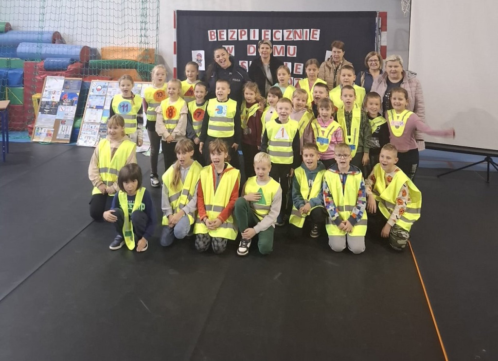 Powiat sępoleński: Wspólna misja policjantów i szkół w ramach akcji „Odblaskowa Szkoła”