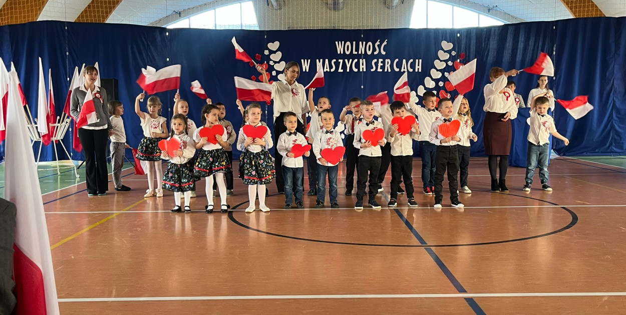 Gmina Okonek: Uroczysta akademia z okazji Narodowego Święta Niepodległości w Lotyniu