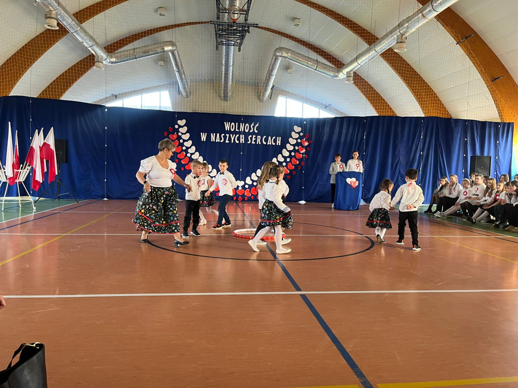 Gmina Okonek: Uroczysta akademia z okazji Narodowego Święta Niepodległości w Lotyniu