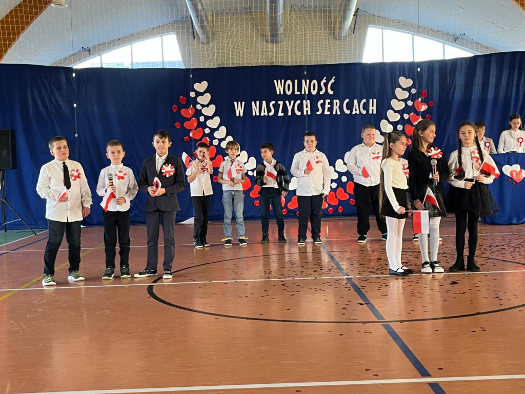 Gmina Okonek: Uroczysta akademia z okazji Narodowego Święta Niepodległości w Lotyniu