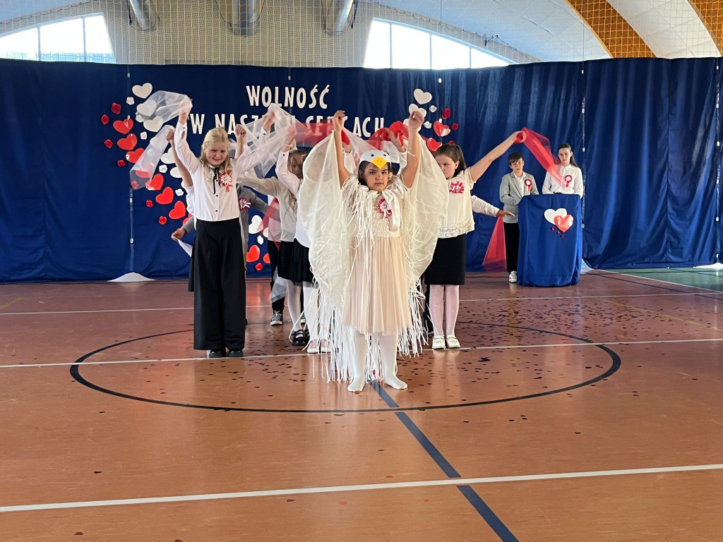 Gmina Okonek: Uroczysta akademia z okazji Narodowego Święta Niepodległości w Lotyniu