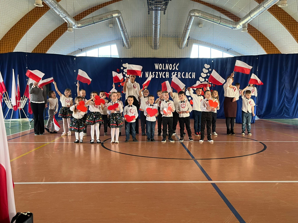 Gmina Okonek: Uroczysta akademia z okazji Narodowego Święta Niepodległości w Lotyniu