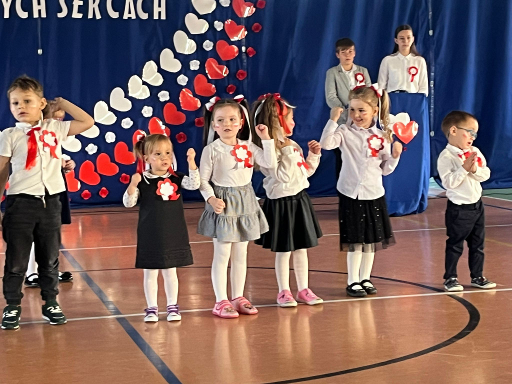 Gmina Okonek: Uroczysta akademia z okazji Narodowego Święta Niepodległości w Lotyniu