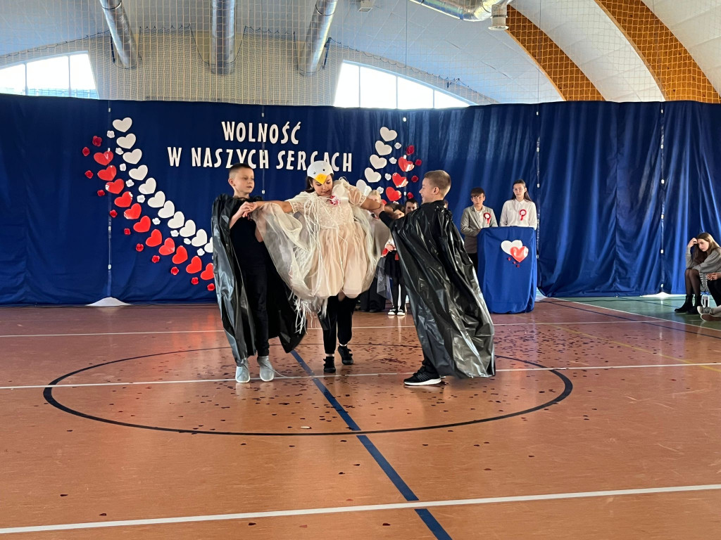 Gmina Okonek: Uroczysta akademia z okazji Narodowego Święta Niepodległości w Lotyniu