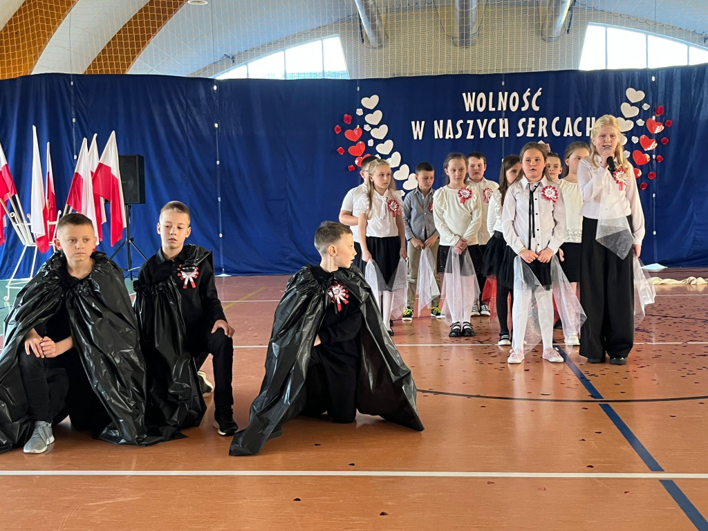Gmina Okonek: Uroczysta akademia z okazji Narodowego Święta Niepodległości w Lotyniu