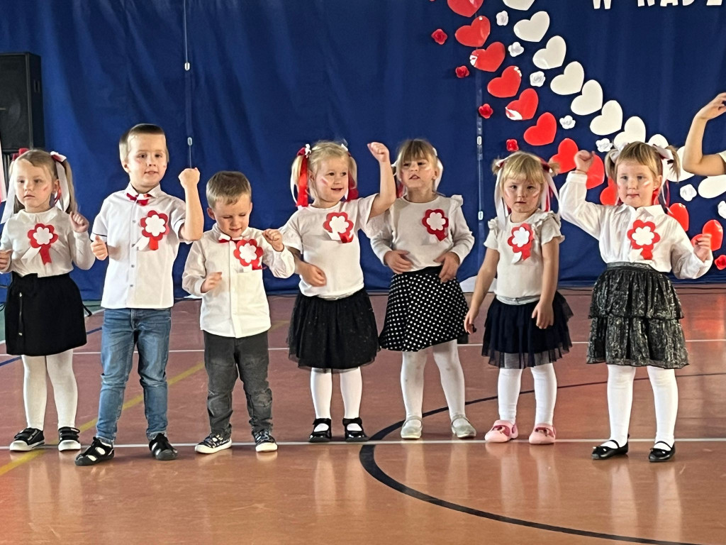 Gmina Okonek: Uroczysta akademia z okazji Narodowego Święta Niepodległości w Lotyniu