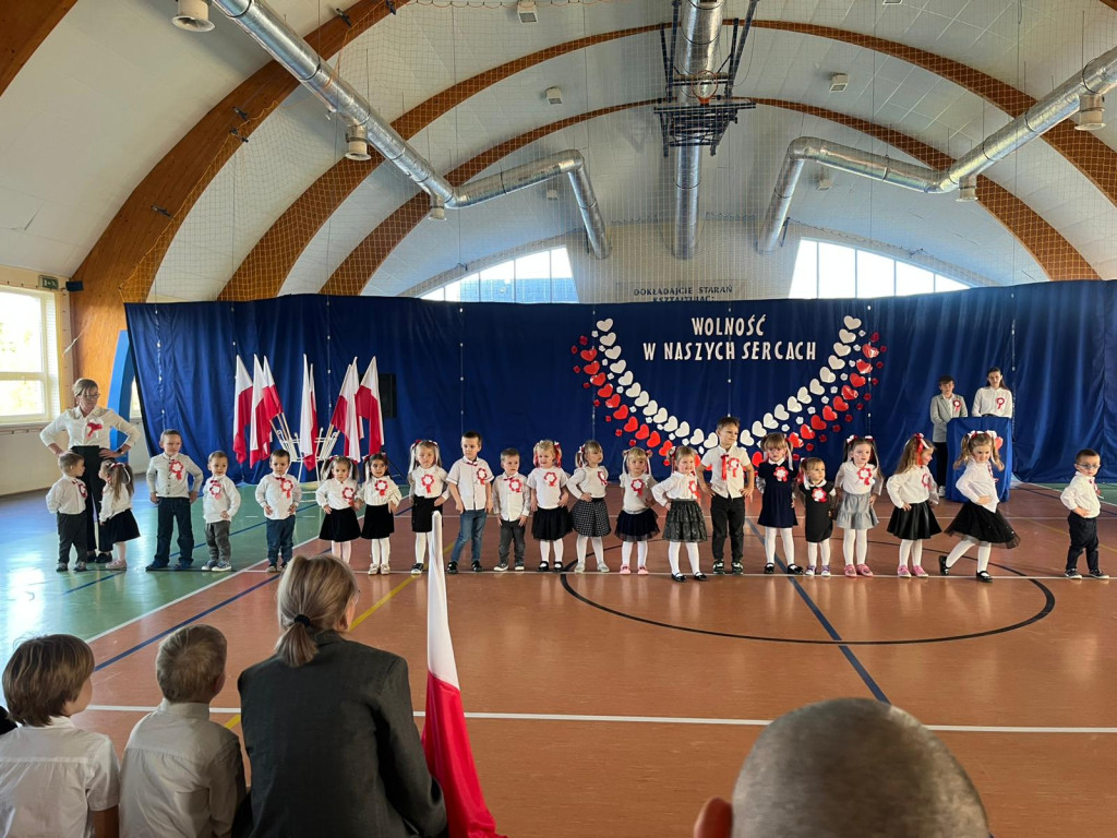 Gmina Okonek: Uroczysta akademia z okazji Narodowego Święta Niepodległości w Lotyniu