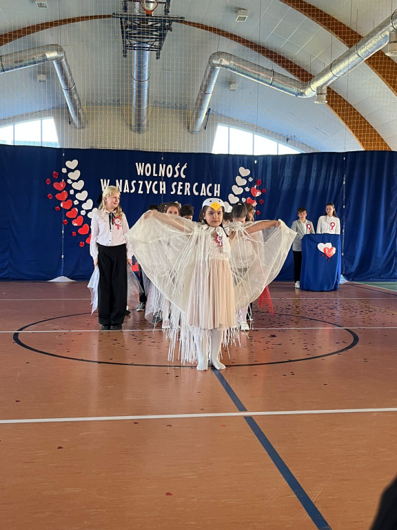 Gmina Okonek: Uroczysta akademia z okazji Narodowego Święta Niepodległości w Lotyniu