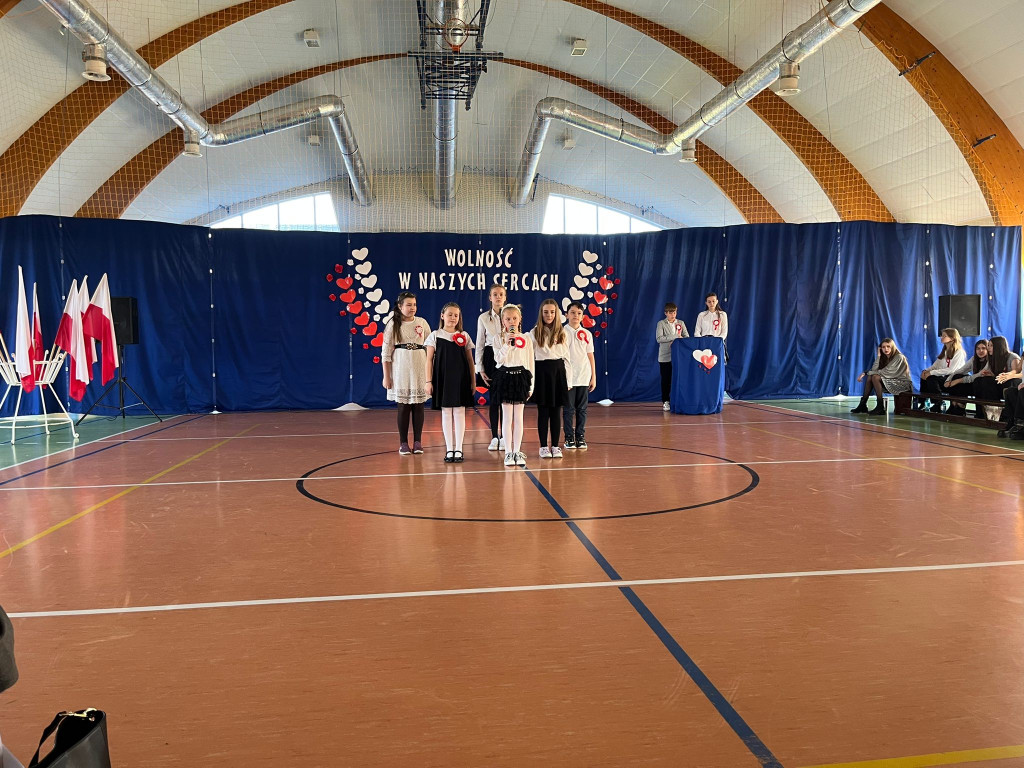 Gmina Okonek: Uroczysta akademia z okazji Narodowego Święta Niepodległości w Lotyniu