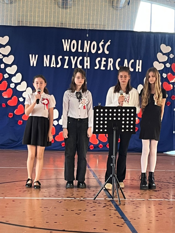 Gmina Okonek: Uroczysta akademia z okazji Narodowego Święta Niepodległości w Lotyniu