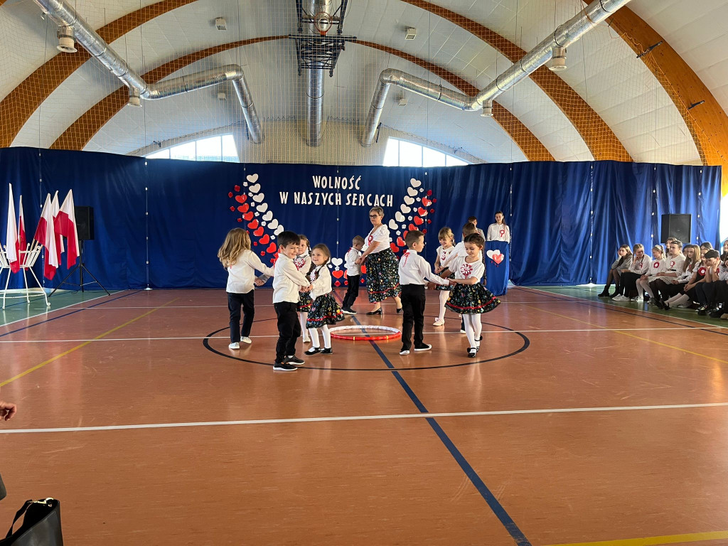 Gmina Okonek: Uroczysta akademia z okazji Narodowego Święta Niepodległości w Lotyniu