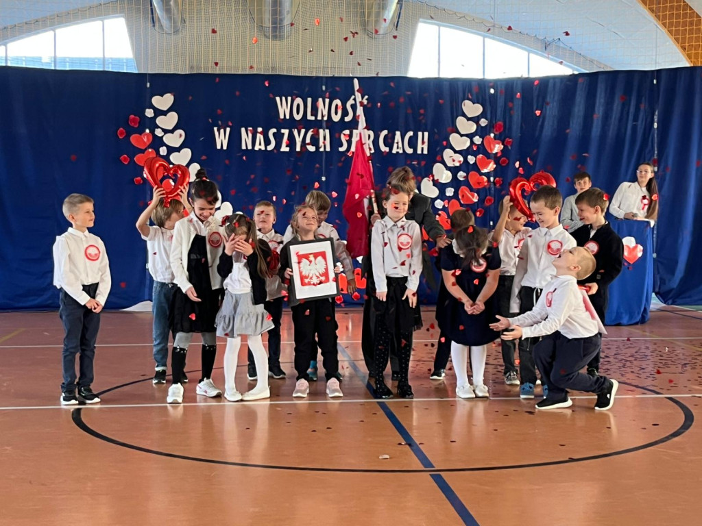 Gmina Okonek: Uroczysta akademia z okazji Narodowego Święta Niepodległości w Lotyniu