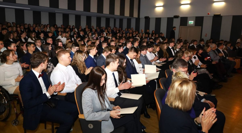 Stypendia Prezesa Rady Ministrów dla pięciorga uczniów z powiatu sępoleńskiego