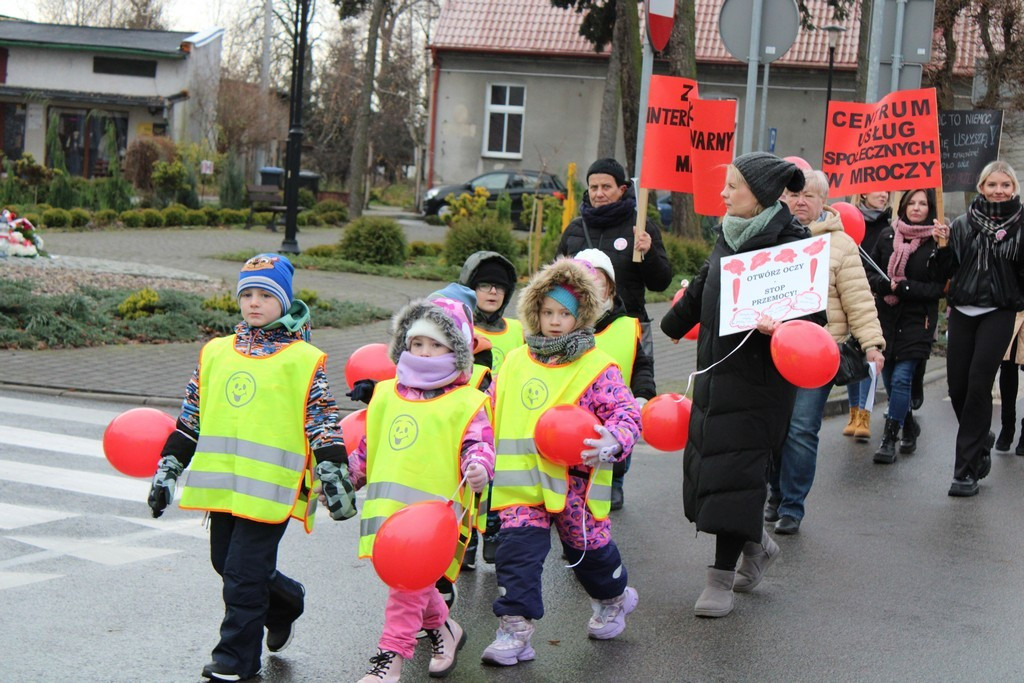 Przemarsz Kampanii „Dzieciństwo bez przemocy” w Mroczy