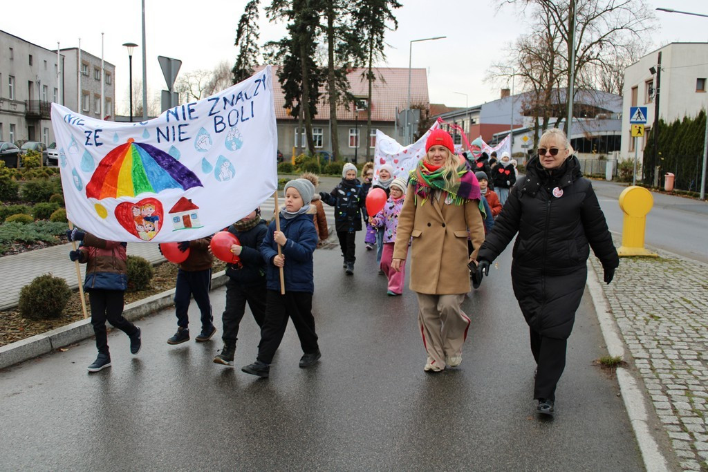 Przemarsz Kampanii „Dzieciństwo bez przemocy” w Mroczy