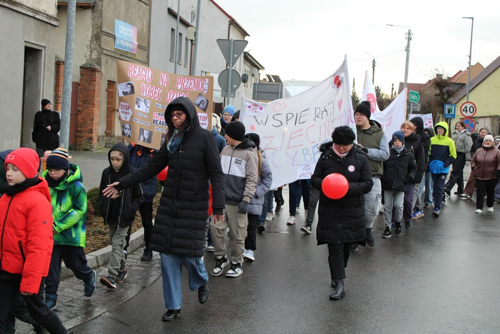 Przemarsz Kampanii „Dzieciństwo bez przemocy” w Mroczy
