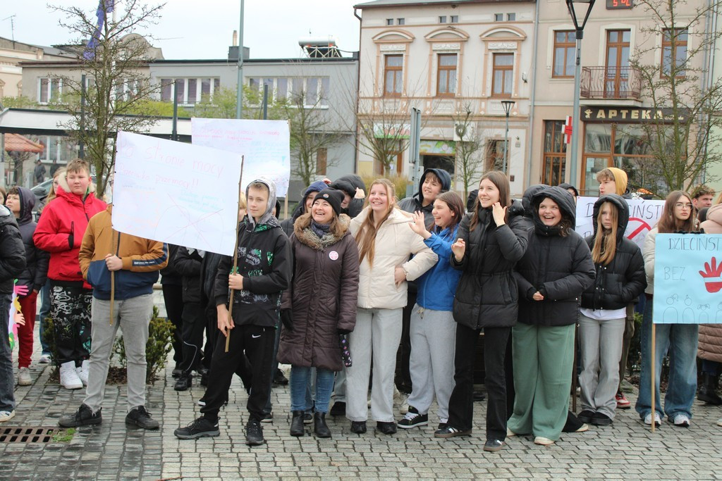 Przemarsz Kampanii „Dzieciństwo bez przemocy” w Mroczy