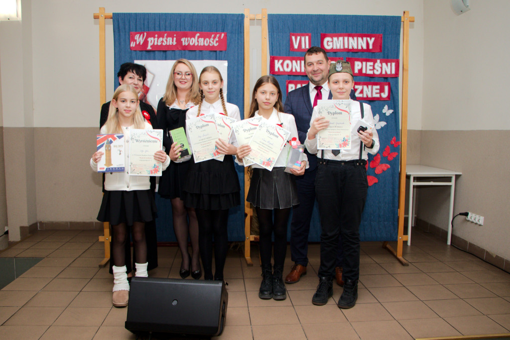 Gmina Wyrzysk: VII Gminny Konkurs Pieśni Patriotycznej w Falmierowie