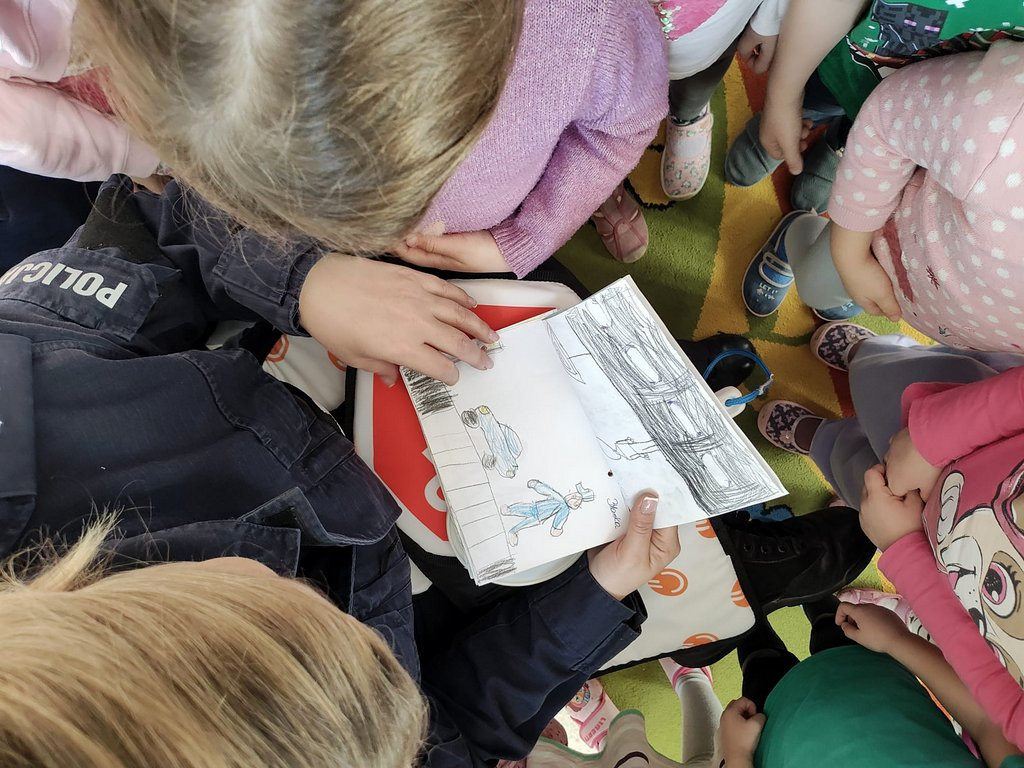 Policjantka z Koronowa z wizytą u przedszkolaków